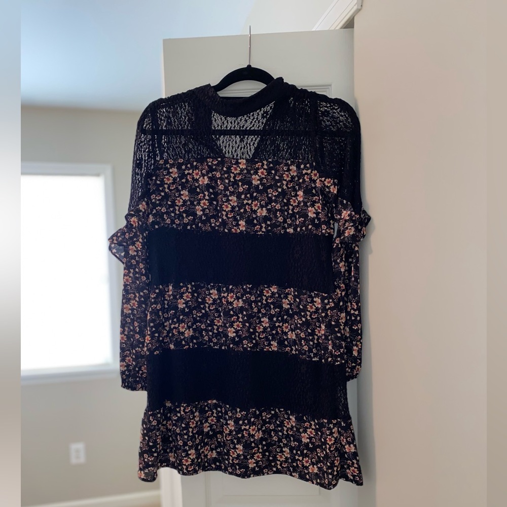 City Triangles Long Sleeve Flower Dress. Size S.